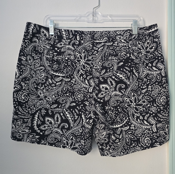 TALBOTS Weekend Short SHORTS Black White Button Floral NWT NEW size 14P - Picture 3 of 8